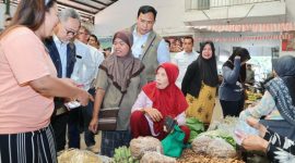 Direktur Utama Perum BULOG Letjen TNI (Purn) Ahmad Rizal Ramdhani bersama Menteri Koordinator Bidang Pangan Zulkifli Hasan melakukan monitoring harga pangan di Pasar Kendal . (dok rentak.id)