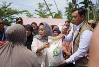 Direktur Utama Perum BULOG Letjen TNI (Purn) Ahmad Rizal Ramdhani mendampingi Ketua Komisi IV DPR RI, Siti Hediati Hariyadi (Titiek Soeharto) (dok. rentak)