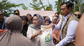 Direktur Utama Perum BULOG Letjen TNI (Purn) Ahmad Rizal Ramdhani mendampingi Ketua Komisi IV DPR RI, Siti Hediati Hariyadi (Titiek Soeharto) (dok. rentak)