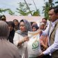 Direktur Utama Perum BULOG Letjen TNI (Purn) Ahmad Rizal Ramdhani mendampingi Ketua Komisi IV DPR RI, Siti Hediati Hariyadi (Titiek Soeharto) (dok. rentak)