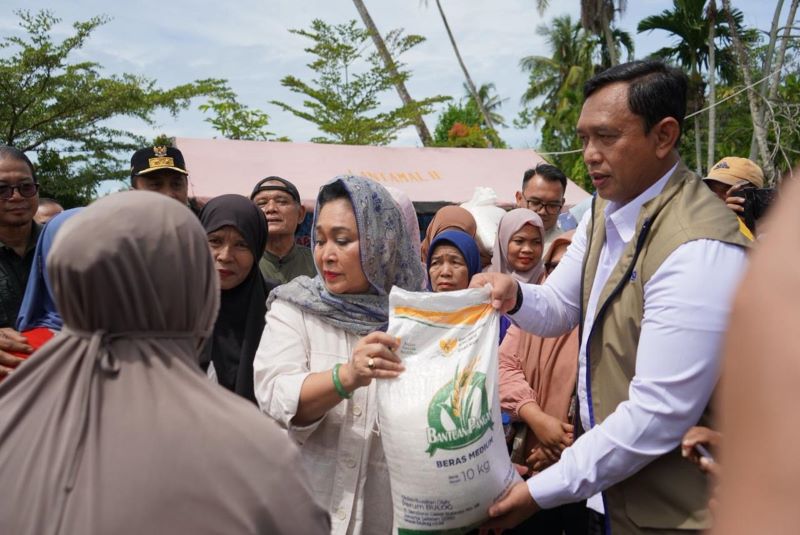 Direktur Utama Perum BULOG Letjen TNI (Purn) Ahmad Rizal Ramdhani mendampingi Ketua Komisi IV DPR RI, Siti Hediati Hariyadi (Titiek Soeharto) (dok. rentak)