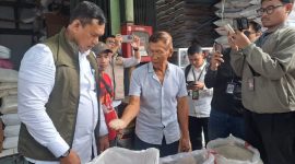 Direktur Utama Perum Bulog Ahmad Rizal Ramdhani  saat memantau harga beras di Pasar Induk Beras Cipinang, Jakarta Timur. (foto. lazir-rentak.id)