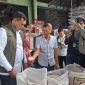 Direktur Utama Perum Bulog Ahmad Rizal Ramdhani  saat memantau harga beras di Pasar Induk Beras Cipinang, Jakarta Timur. (foto. lazir-rentak.id)