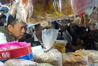 Direktur Utama Perum Bulog, Ahmad Rizal Ramdhani saat sidak ke Pasar Rawamangun. (foto. lazir-rentak.id)