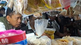 Direktur Utama Perum Bulog, Ahmad Rizal Ramdhani saat sidak ke Pasar Rawamangun. (foto. lazir-rentak.id)