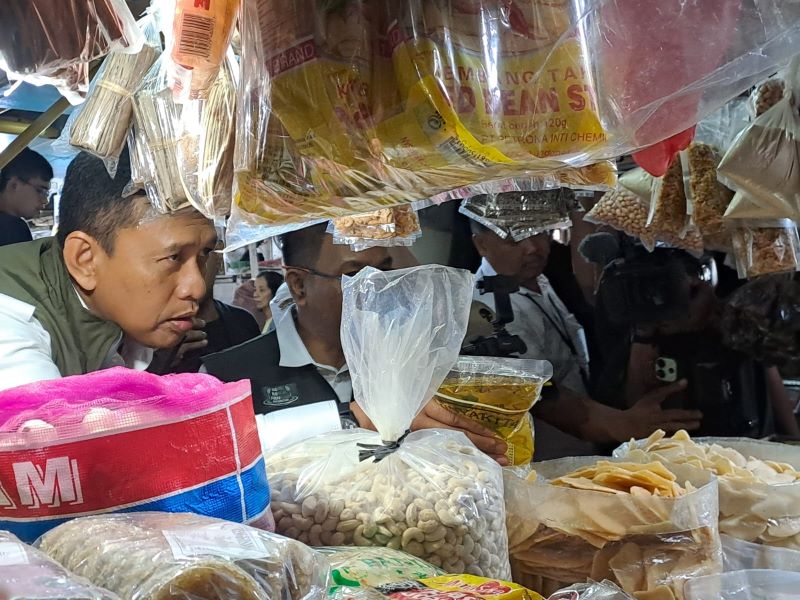 Direktur Utama Perum Bulog, Ahmad Rizal Ramdhani saat sidak ke Pasar Rawamangun. (foto. lazir-rentak.id)