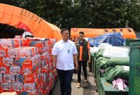 Dirut  Perum BULOG, Ahmad Rizal Ramdhani saat kunjungi  ketersediaan stok di Posko Logistik Terpadu/Posko Lanud Halim. (dok. rentak.id)