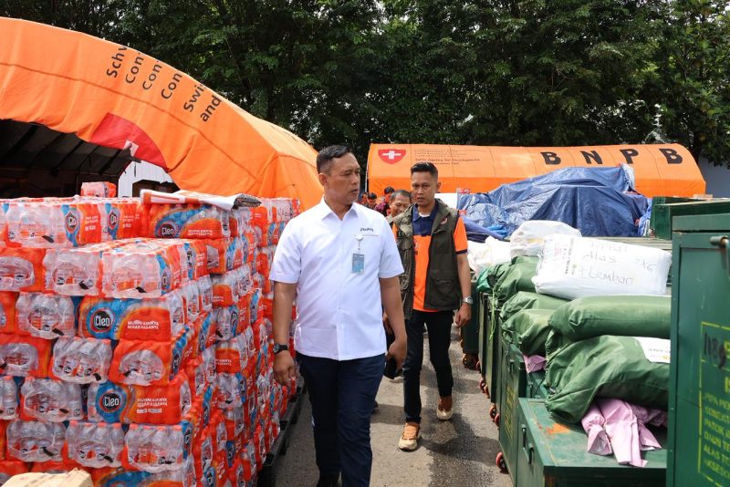 Dirut  Perum BULOG, Ahmad Rizal Ramdhani saat kunjungi  ketersediaan stok di Posko Logistik Terpadu/Posko Lanud Halim. (dok. rentak.id)