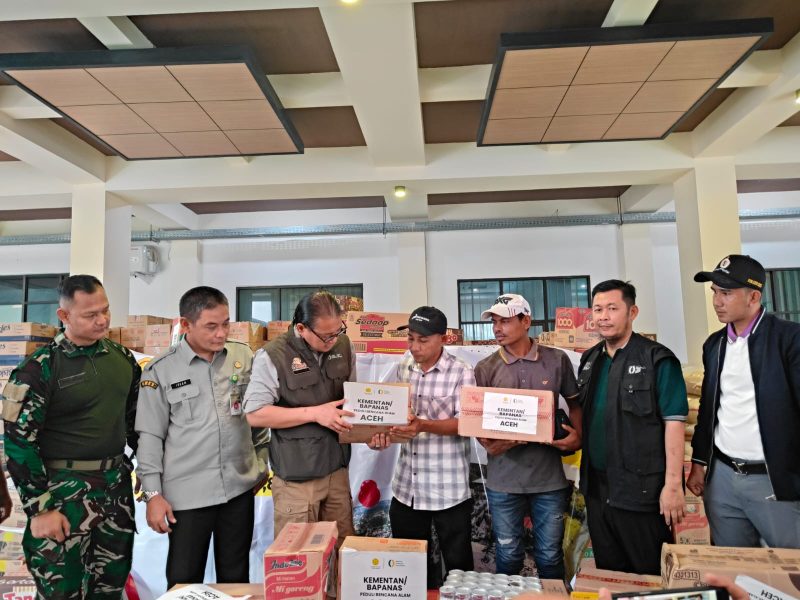 Bupati Aceh Utara Ismail A. Jalil menerima bantuan kemanusiaan yang disalurkan Kementerian Pertanian Andi Amran Sulaiman. (dok.rentak.id)