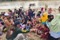 Ketua KOMDAM SU Ust Bukhari Al-Hafizh bersama masyarakat Aceh yang terkena musibah banjir. (dok.rentak.id)