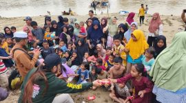 Ketua KOMDAM SU Ust Bukhari Al-Hafizh bersama masyarakat Aceh yang terkena musibah banjir. (dok.rentak.id)