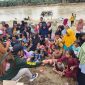 Ketua KOMDAM SU Ust Bukhari Al-Hafizh bersama masyarakat Aceh yang terkena musibah banjir. (dok.rentak.id)