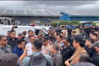 Jerry Nababan sedang menjelaskan kepada Kuasa Hukum PT. JIEP (dok. pribadi)