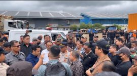 Jerry Nababan sedang menjelaskan kepada Kuasa Hukum PT. JIEP (dok. pribadi)