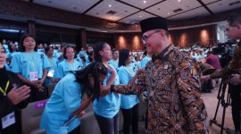 Menteri Pelindungan Pekerja Migran Indonesia (P2MI) Mukhtarudin saat lepas Pekerja Migran (dok. rentak.id)