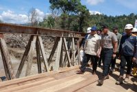 AHY mendampingi Presiden Prabowo Subianto meninjau Jembatan Bailey Sungai Garoga. (dok. rentak.id)