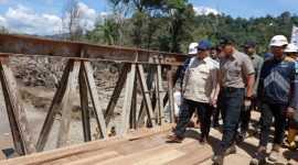 AHY mendampingi Presiden Prabowo Subianto meninjau Jembatan Bailey Sungai Garoga. (dok. rentak.id)