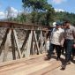 AHY mendampingi Presiden Prabowo Subianto meninjau Jembatan Bailey Sungai Garoga. (dok. rentak.id)