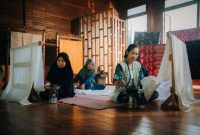 Ilustrasi aktivitas produksi batik masyarakat Desa Sejahtera Astra Singkawang (dok. rentak.id)