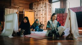 Ilustrasi aktivitas produksi batik masyarakat Desa Sejahtera Astra Singkawang (dok. rentak.id)