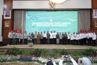 BULOG menerima penghargaan langsung dari Menteri Pertanian Andi Amran Sulaiman (dok. rentak.id)