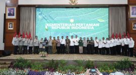 BULOG menerima penghargaan langsung dari Menteri Pertanian Andi Amran Sulaiman (dok. rentak.id)