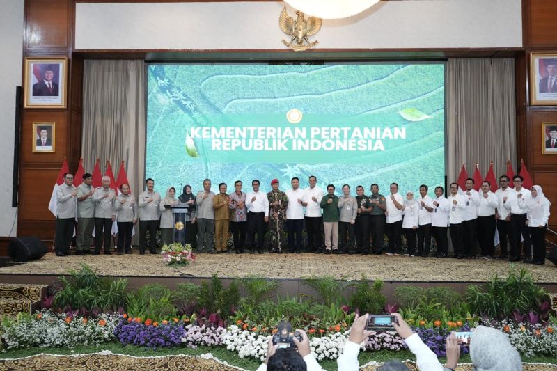 BULOG menerima penghargaan langsung dari Menteri Pertanian Andi Amran Sulaiman (dok. rentak.id)