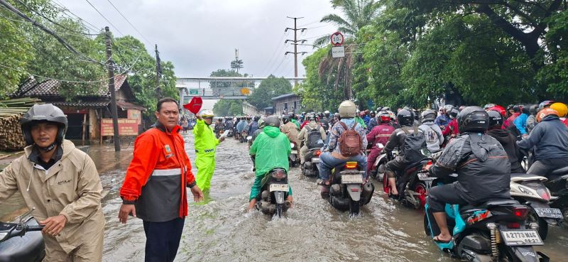 Banjir di Daan Mogot, Jakarta Barat (foto. x.com@SonoraFM92)