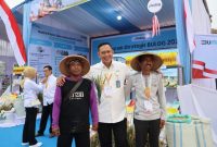 Direktur Utama Perum BULOG, Letjen TNI (Purn) Ahmad Rizal Ramdhani bersama petani (dok. rentak.id)