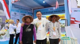 Direktur Utama Perum BULOG, Letjen TNI (Purn) Ahmad Rizal Ramdhani bersama petani (dok. rentak.id)