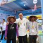 Direktur Utama Perum BULOG, Letjen TNI (Purn) Ahmad Rizal Ramdhani bersama petani (dok. rentak.id)