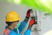 Ilustrasi petugas PLN saat menyesuaikan Miniature Circuit Breaker (MCB) pada kWh meter pelanggan yang membutuhkan layanan penyambungan listrik sementara. (dok. rentak.id)