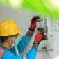 Ilustrasi petugas PLN saat menyesuaikan Miniature Circuit Breaker (MCB) pada kWh meter pelanggan yang membutuhkan layanan penyambungan listrik sementara. (dok. rentak.id)