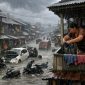 Ilustrasi susana hujan dan banjir di perkampungan Jakarta (ilustreasi dibikin ai - rentak.id)
