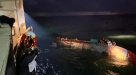 Kapal perang TNI Angkatan Laut KRI Banjarmasin-592 saat lakuka pencarian dan penyelamatan kapal ikan KM Putra Kwantan (dok. dispenal)