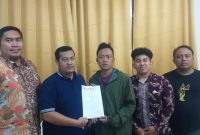 Ketua Dewan Pimpinan Daerah LAKI DKI Jakarta, Jerry Nababan, nsaat menerima laporan warga (Foto. LAKI Jakarta)