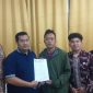 Ketua Dewan Pimpinan Daerah LAKI DKI Jakarta, Jerry Nababan, nsaat menerima laporan warga (Foto. LAKI Jakarta)
