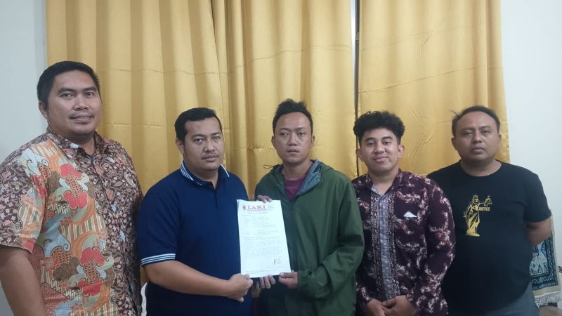 Ketua Dewan Pimpinan Daerah LAKI DKI Jakarta, Jerry Nababan, nsaat menerima laporan warga (Foto. LAKI Jakarta)