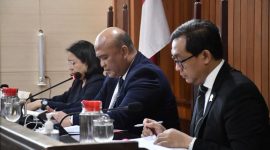 Ketua Majelis Komisi Hilman Pujana bersama Anggota Majelis Mohammad Reza dan Eugenia Mardanugraha (dok. kppu)