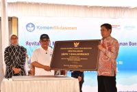 Mendikdasmen Abdul Mu’ti saat resmikan SMPN Banjarwangi (dok. rentak.id)