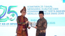Menteri Agama Nasaruddin Umar menerima buku 25 Tahun BPOM Mengawal Bangsa dari Kepala BPOM Taruna Ikrar (dok. rentak.id)