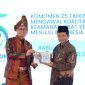 Menteri Agama Nasaruddin Umar menerima buku 25 Tahun BPOM Mengawal Bangsa dari Kepala BPOM Taruna Ikrar (dok. rentak.id)
