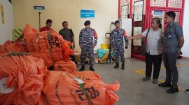 Paket barang berisi ribuan bungkus rokok ilegal tanpa pita cukai yang akan dikirim melalui jasa ekspedisi udara. (dok. dispenal)