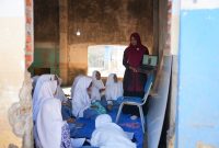 Pelajar Aceh sedang belajar di bangunan pasca banjir (dok. rentak.id)