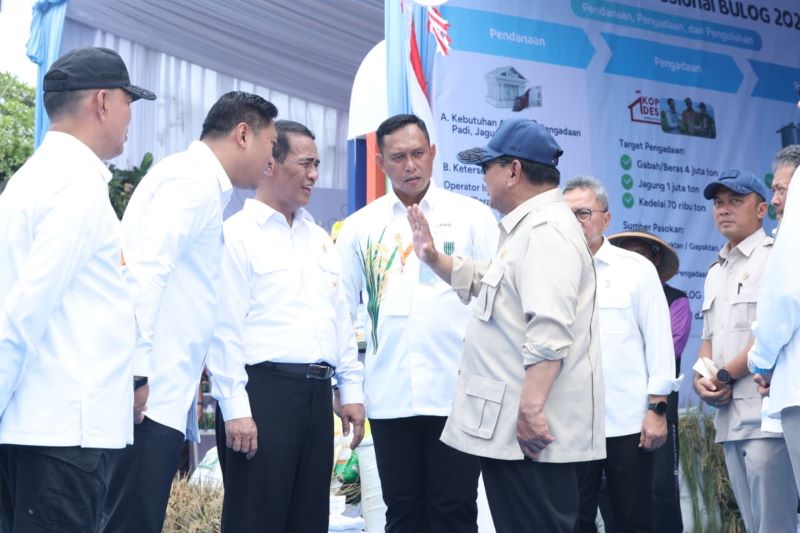 Perum BULOG menerima Penghargaan dari Presiden Republik Indonesia atas dedikasi dan kontribusi strategis dalam mendukung pencapaian swasembada pangan tahun 2025 (dok. Bulog)