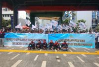 Ratusan buruh PT. PAKERIN Mojokerto, Jawa Timur, menggelar aksi demonstrasi besar-besaran di Kantor Kementerian Hukum Republik Indonesia dan Lembaga Penjamin Simpanan (dok.ist)