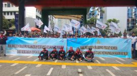 Ratusan buruh PT. PAKERIN Mojokerto, Jawa Timur, menggelar aksi demonstrasi besar-besaran di Kantor Kementerian Hukum Republik Indonesia dan Lembaga Penjamin Simpanan (dok.ist)