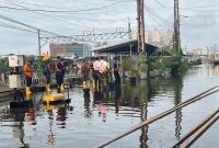 Banjir di Jalur Rel KA hambat perjalanan. (dok.rentak.id)