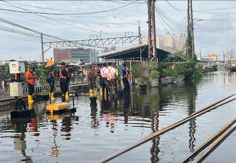 Banjir di Jalur Rel KA hambat perjalanan. (dok.rentak.id)