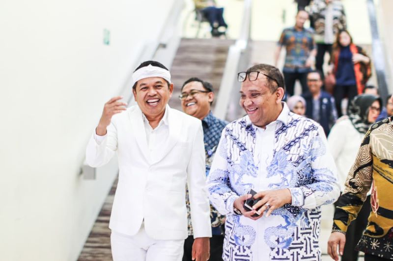 Wamenaker Afriansyah Noor bersama Gubernur Jawa Barat, Dedi Mulyadi membahas kebijakan Upah Minimum. (dok. rentak.id)